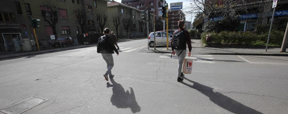 Monza, la segnaletica fantasma del rione Triante: via Cavallotti-via Vittori Pisani