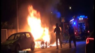 Monza, l’auto di un avvocato in fiamme a Triante: non è escluso l’atto doloso