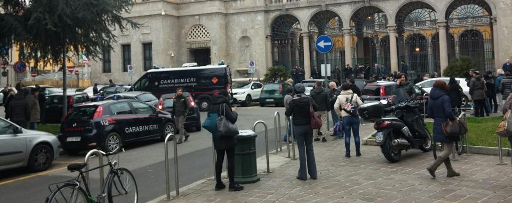 Il tribunale blindato dopo l’evacuazione per allarme bomba