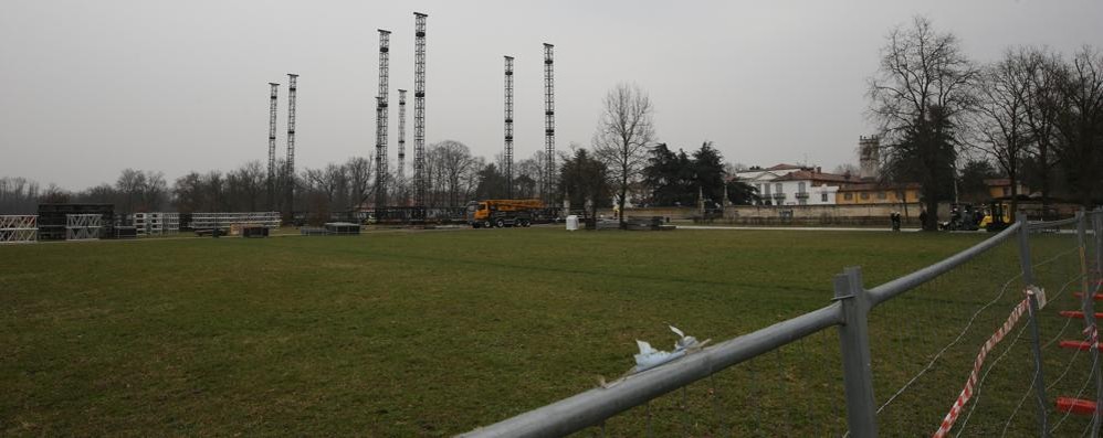 I lavori per il palco del Papa al parco di monza