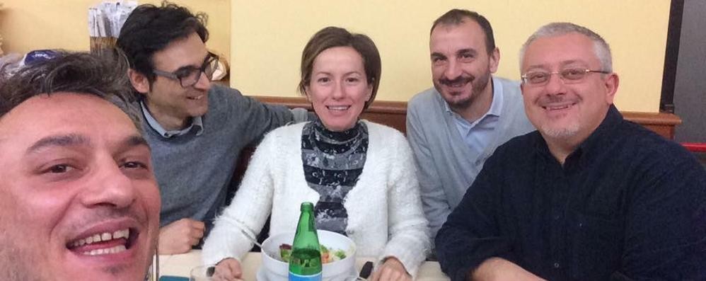 La candidata Doride Falduto con attivisti M5S