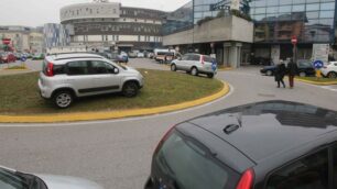 Monza, ospedale san Gerardo: il parcheggio selvaggio al Pronto Soccorso