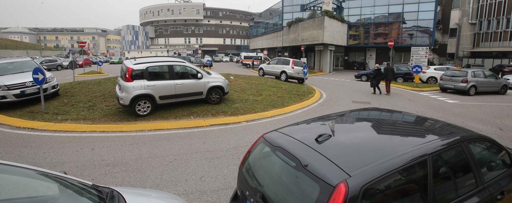 Monza, ospedale san Gerardo: il parcheggio selvaggio al Pronto Soccorso
