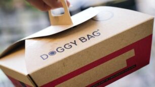 Una doggy bag, il contenitore per portare a casa il cibo non consumato al ristorante