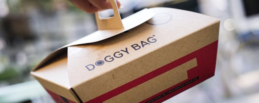 Una doggy bag, il contenitore per portare a casa il cibo non consumato al ristorante