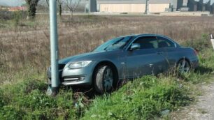 La Bmw finita contro la palo