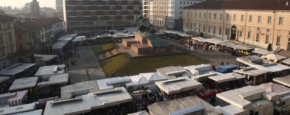 Monza, uno scorcio del mercato in piazza Trento e Trieste