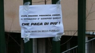 Muggiò: cartelli di protesta contro il taglio delle linee z225 e z227