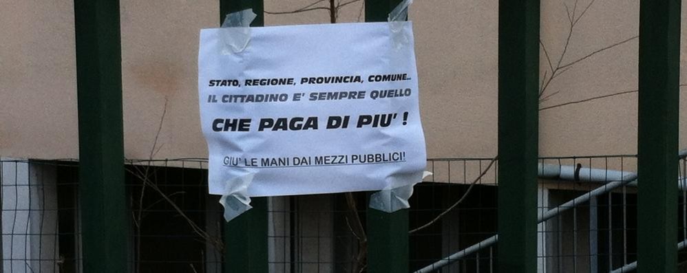 Muggiò: cartelli di protesta contro il taglio delle linee z225 e z227