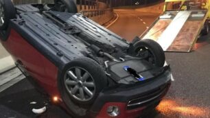 L’auto ribaltata nel tunnel di Monza alle 2 di notte: nessun ferito