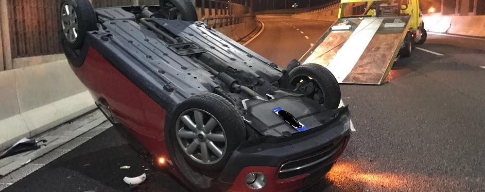 L’auto ribaltata nel tunnel di Monza alle 2 di notte: nessun ferito