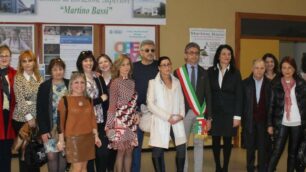 La folta delegazione presente all'istituto Bassi di Seregno, col dirigente uffici scolastici provinciali, Claudio Merletti, il sindaco di Seregno, Edoardo Mazza e la dirigente Carola Gavazzi