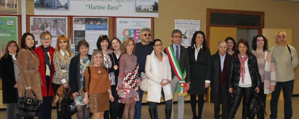 La folta delegazione presente all'istituto Bassi di Seregno, col dirigente uffici scolastici provinciali, Claudio Merletti, il sindaco di Seregno, Edoardo Mazza e la dirigente Carola Gavazzi