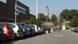 Il parcheggio dell’Esselunga di Monza San Fruttuoso