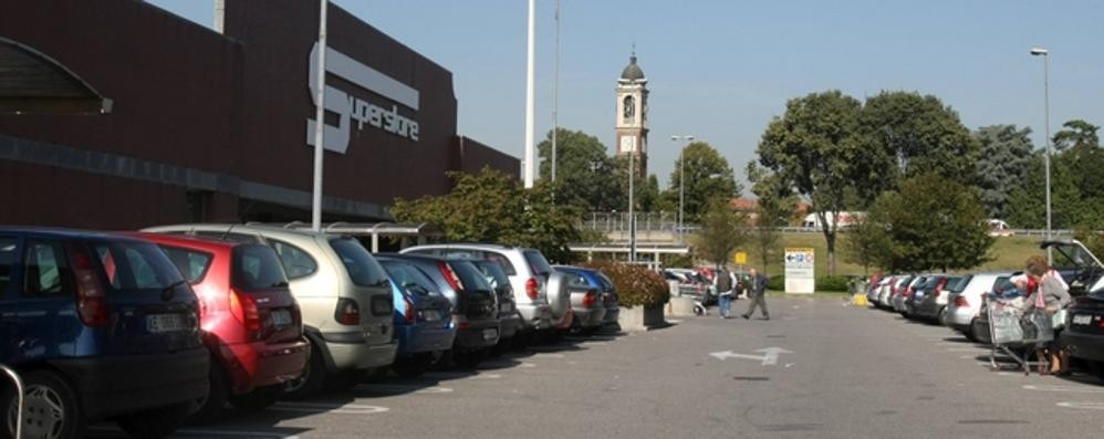 Il parcheggio dell’Esselunga di Monza San Fruttuoso