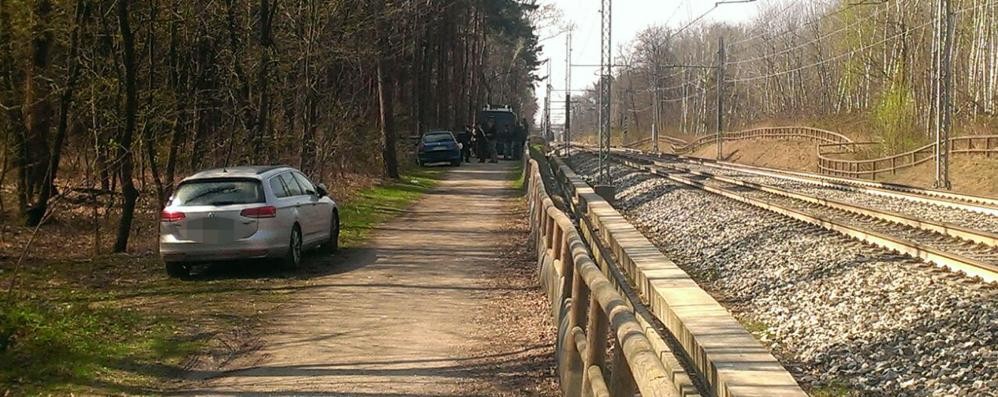 Ceriano laghetto, i rilievi dei carabinieri lungo la ferrovia