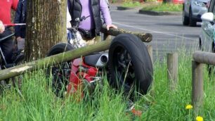 La moto ribaltata dopo aver abbattuto la recinzione