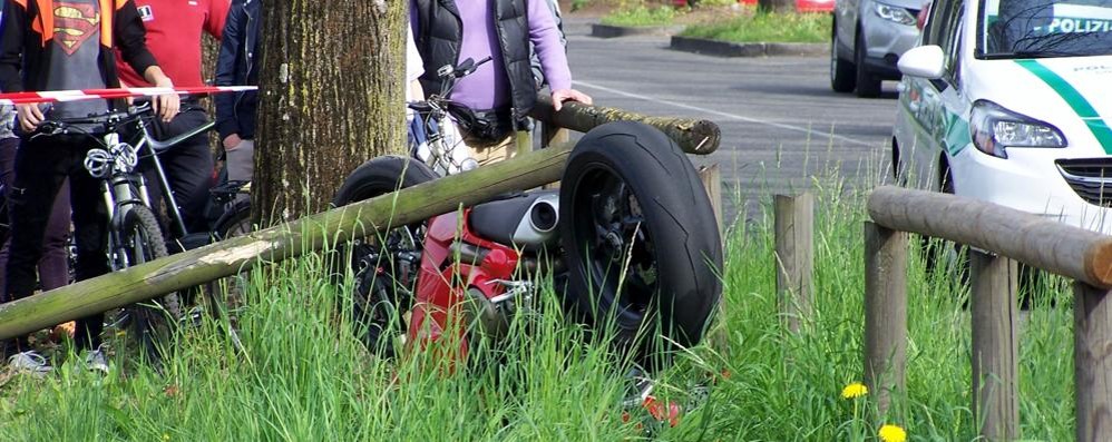 La moto ribaltata dopo aver abbattuto la recinzione