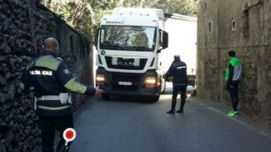 Verano Brianza, camion bloccato in via Garibaldi - foto Botto Rossa