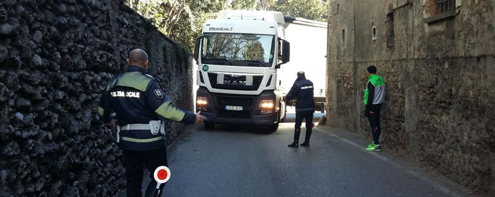 Verano Brianza, camion bloccato in via Garibaldi - foto Botto Rossa