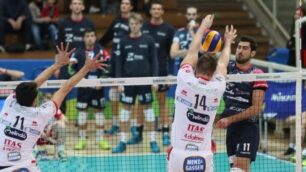 Volley, play off Superlega: Iacopo Botto del Gi Group Team Monza attacca contro la Diatec Trentino