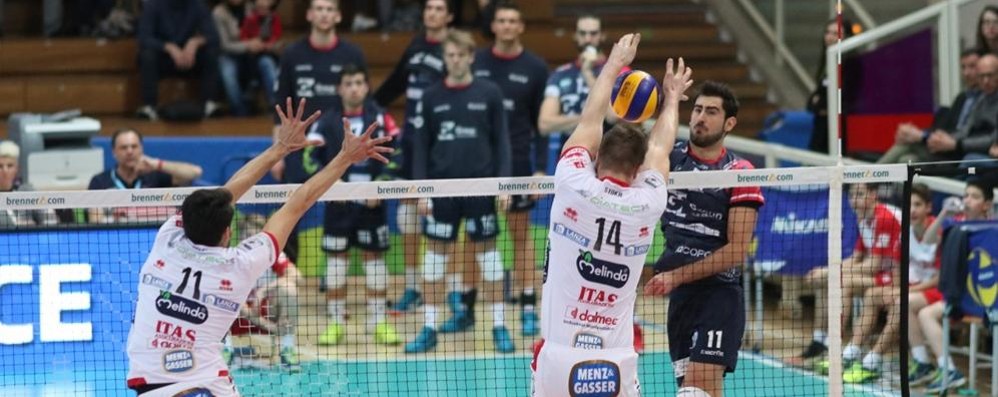 Volley, play off Superlega: Iacopo Botto del Gi Group Team Monza attacca contro la Diatec Trentino