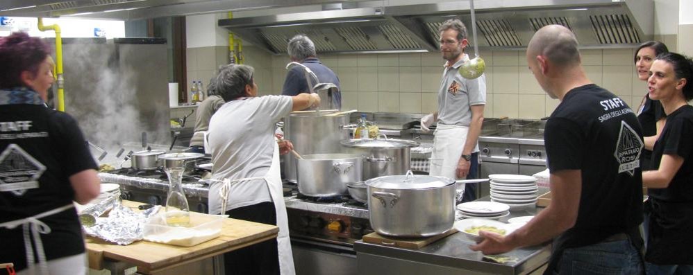 Una foto d’archivio delle cucine della Sagra degli Asparagi di Mezzago