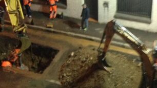 I lavori in notturna alla rete idrica di Seregno dove si era verificato il guasto