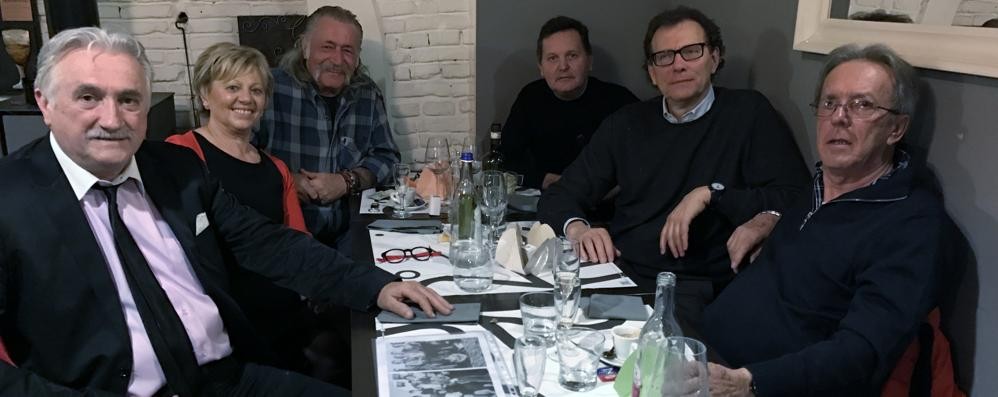 Seregno, il gruppo degli ex compagni di scuola a cena