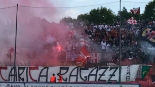 Calcio, la carica dei tifosi del Monza allo stadio Brianteo