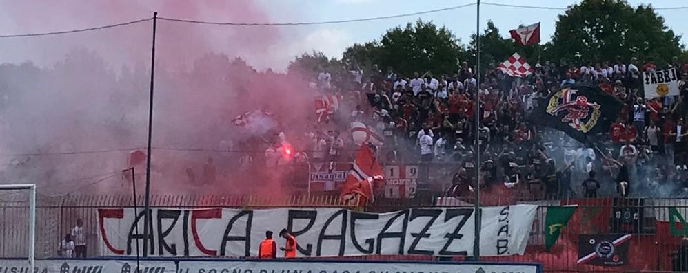 Calcio, la carica dei tifosi del Monza allo stadio Brianteo