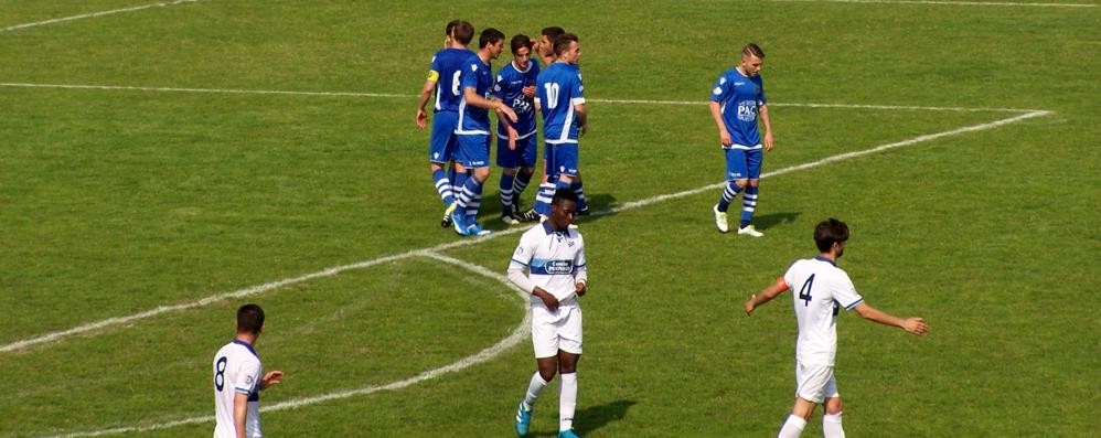 Calcio, Seregno: l'esultanza di Samuele Calmi dopo il gol del 2-0