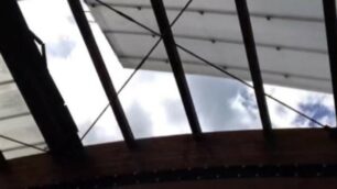 Il tetto della piscina di Cesano scoperchiato dal vento
