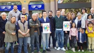 Carnate:  foto di gruppo con i presenti all'inaugurazione della nuova sede e alla presentazione del logo