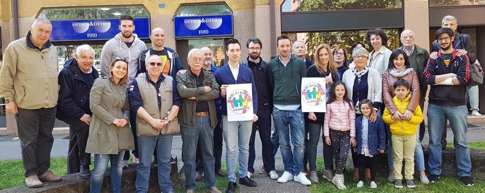 Carnate:  foto di gruppo con i presenti all'inaugurazione della nuova sede e alla presentazione del logo