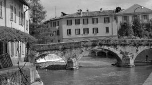 Fai, Conoscere e amare l’Italia: il ponte sul Lambro accanto a San Gerardo dei Tintori nel maggio 1977 - Fondo Renato Bazzoni @FAI