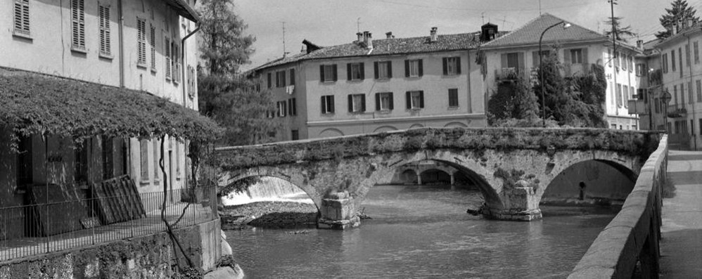 Fai, Conoscere e amare l’Italia: il ponte sul Lambro accanto a San Gerardo dei Tintori nel maggio 1977 - Fondo Renato Bazzoni @FAI