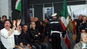Una fase della protesta in consiglio comunale