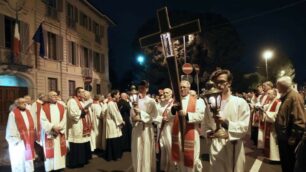 Monza, la  via Crucis della scorsa settimana con  il cardinale Angelo Scola