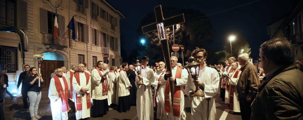 Monza, la  via Crucis della scorsa settimana con  il cardinale Angelo Scola