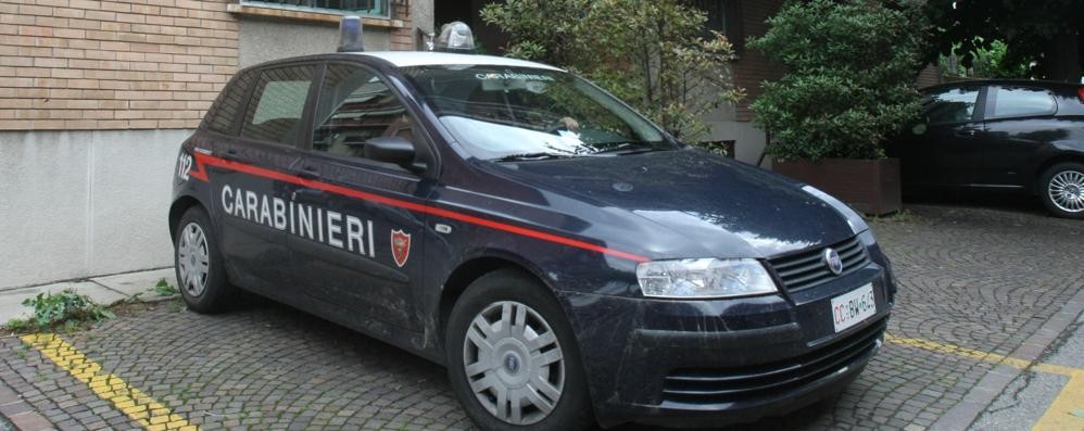 L’uomo è stato arrestato e trasfertito nella caserma dei carabinieri di Brugherio