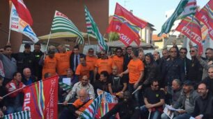 I la voratori della K-Flex di Roncello in una recente manifestazione a Vimercate