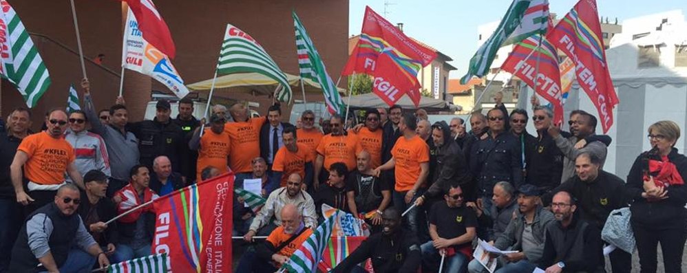 I la voratori della K-Flex di Roncello in una recente manifestazione a Vimercate