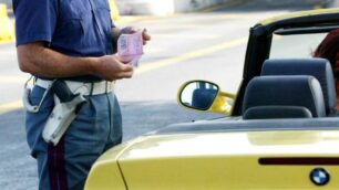 Già da maggio potrebbe entrare in vigore la sospensione della patente per chi guida con il cellulare
