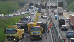 I mezzi al lavoro per recuperare il camion