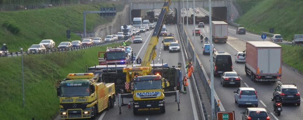 I mezzi al lavoro per recuperare il camion