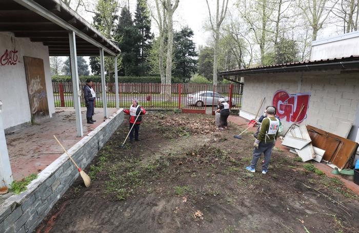 MONZA pulizie di primavera ex minigolf Via Foscolo