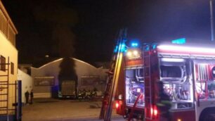 Monza, incendio in un deposito d’auto a San Fruttuoso