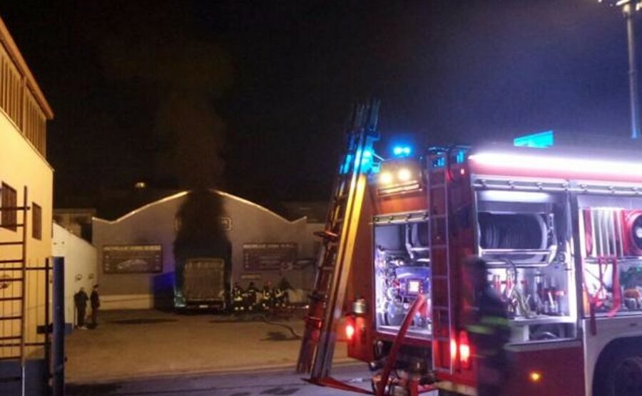 Monza, incendio in un deposito d’auto a San Fruttuoso