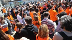 I ragazzi del liceo artistico in piazza Trento e Trieste a Monza